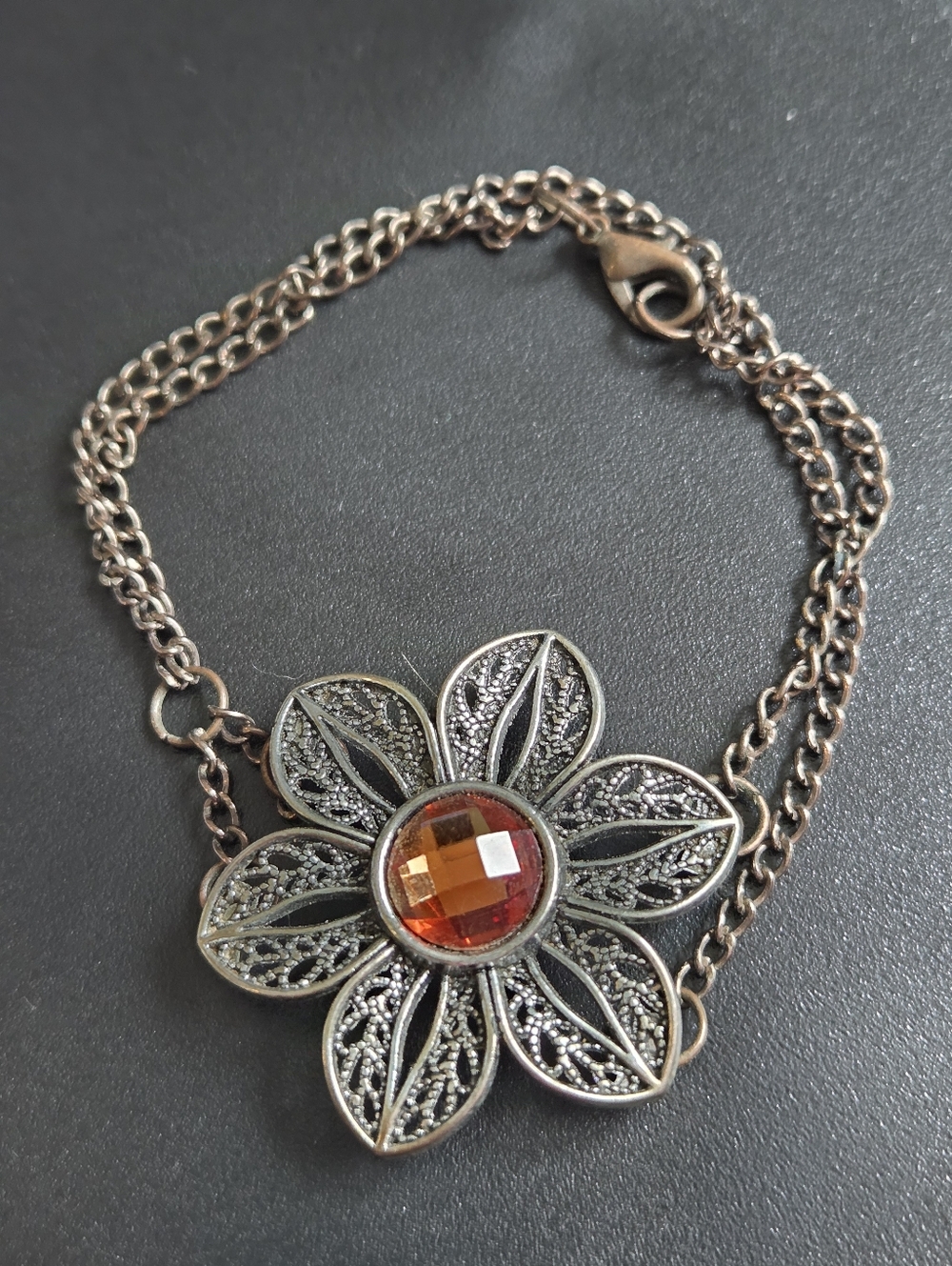 Elegant Gold Flower Pendant Bracelet